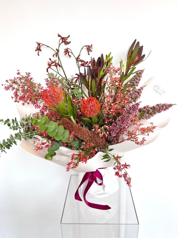 Elevate Your Christmas Table with Pre-Ordered Flowers